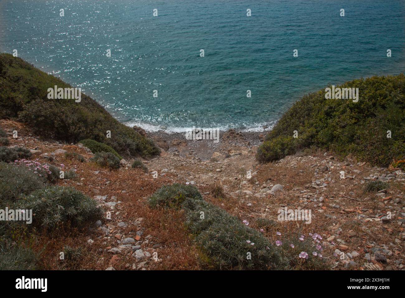 Unbewohnte, unberührte Naturlandschaft. Blick auf die mediterrane Natur. Stockfoto