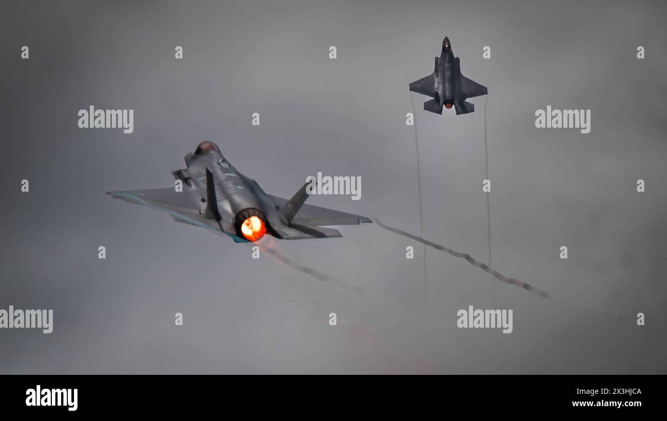 Die F-35A Lightning II der US Air Force, die dem 56th Fighter Wing, Luke Air Force Base, Arizona, zugeordnet sind, führen während Haboob Havoc im April einen Durchlauf durch Stockfoto