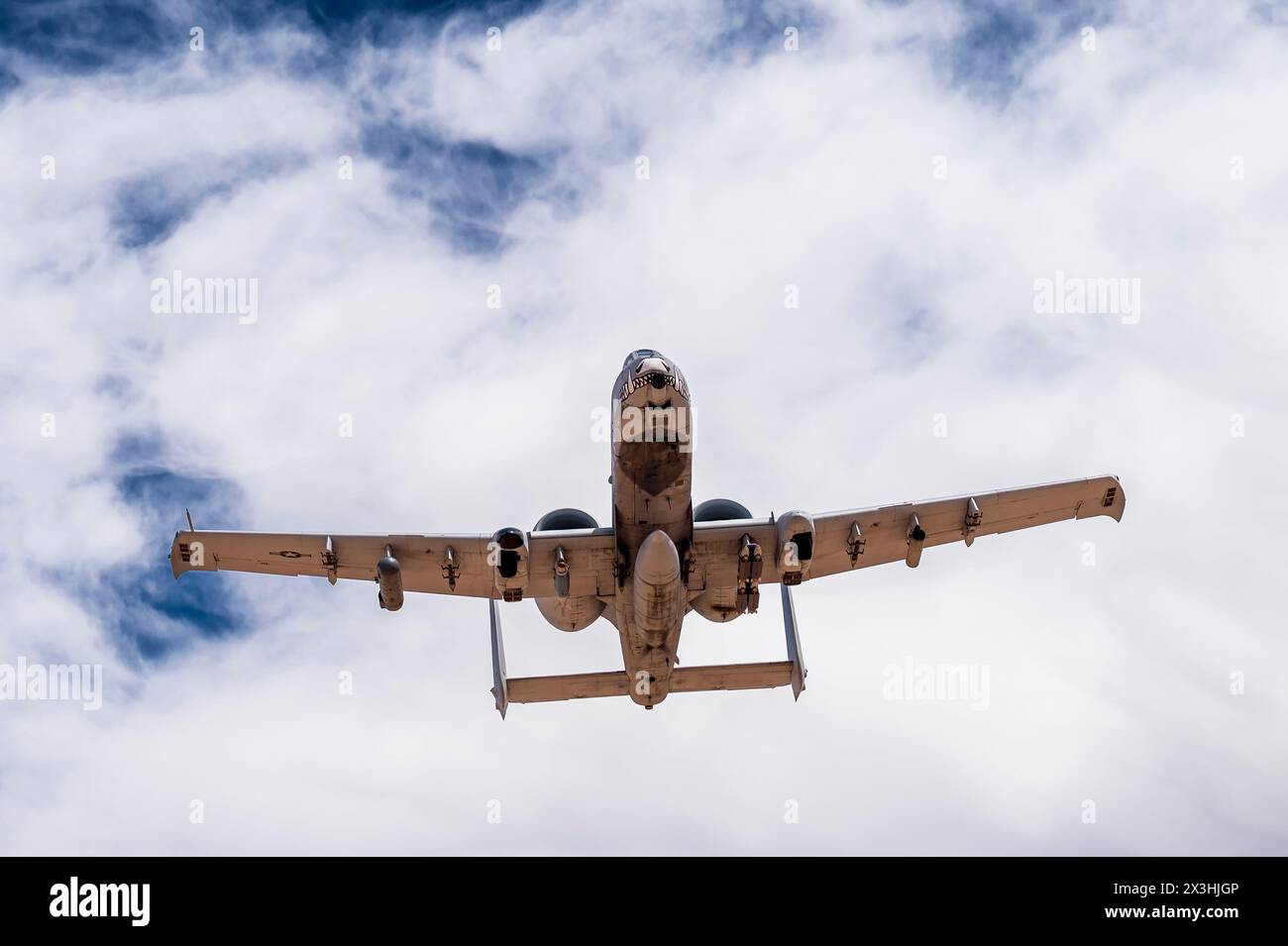 Eine A-10C Thunderbolt II der US Air Force, die der 47th Fighter Squadron, Davis-Monthan Air Force Base, Arizona, zugewiesen ist, fliegt während Haboob H über Range 2 Stockfoto