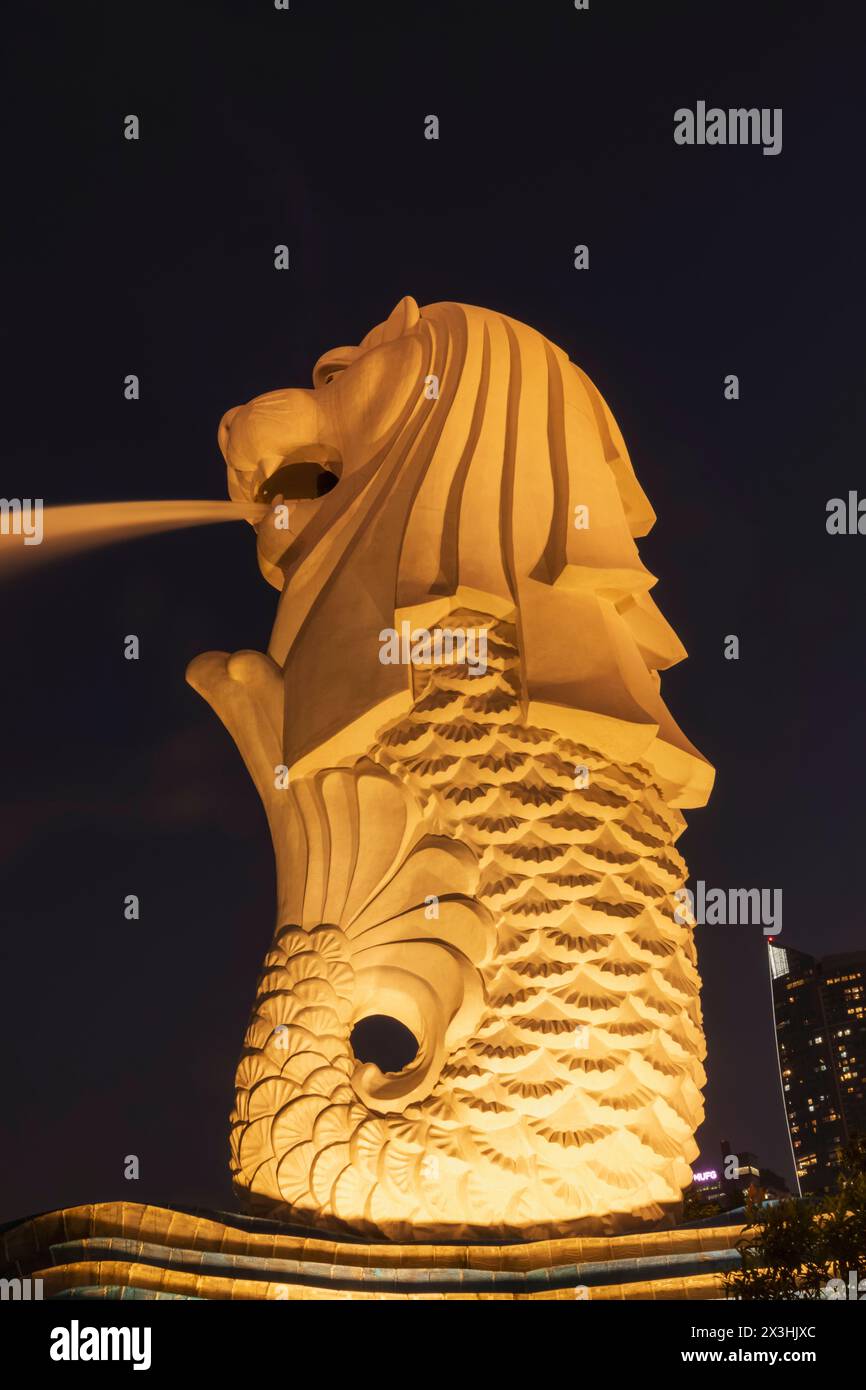 Die merlion-Statue, beleuchtet bei Nacht in Singapur Stockfoto