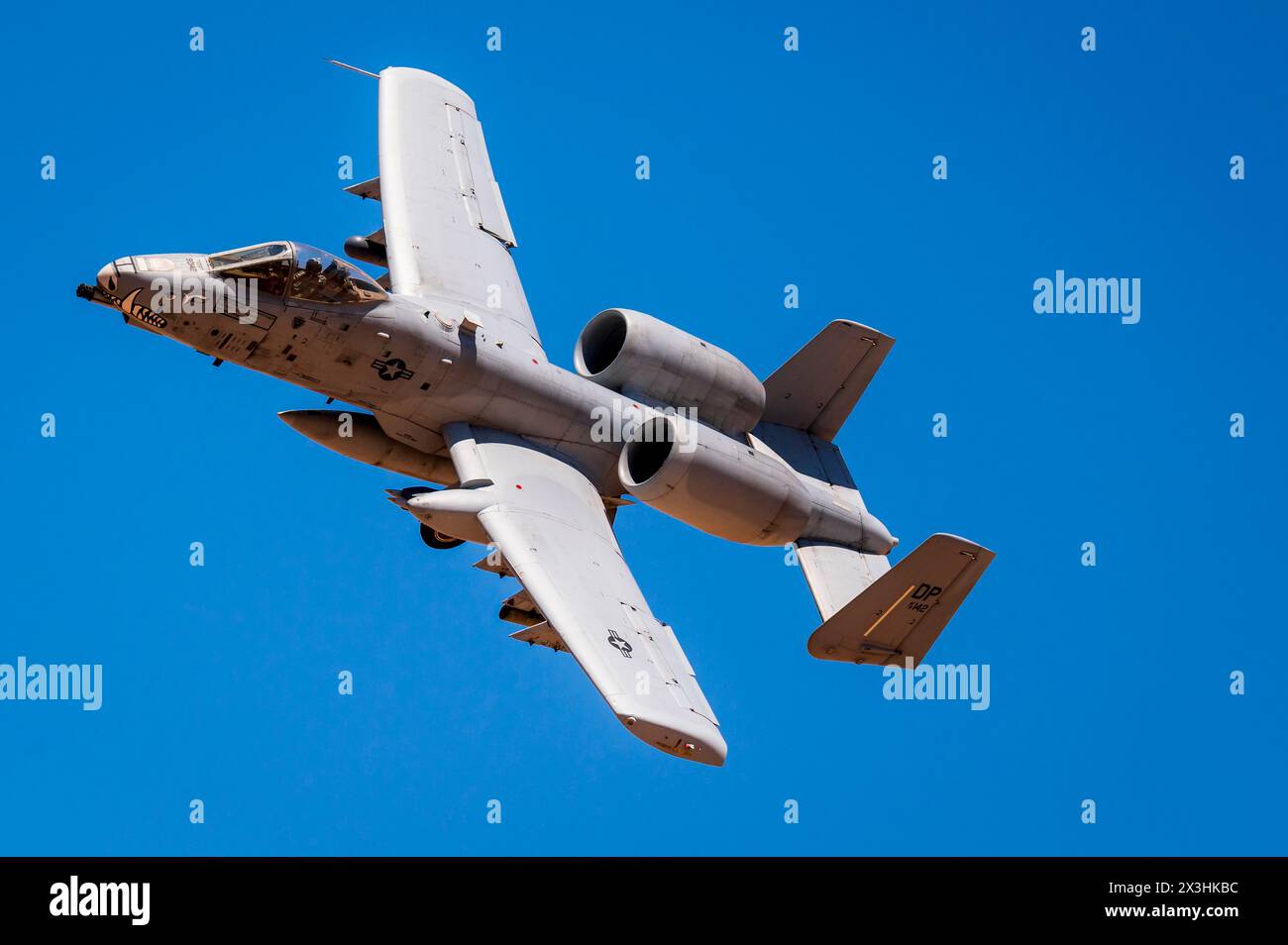 Eine A-10C Thunderbolt II der US Air Force, die der 47th Fighter Squadron, Davis-Monthan Air Force Base, Arizona, zugewiesen ist, fliegt während Haboob H über Range 2 Stockfoto