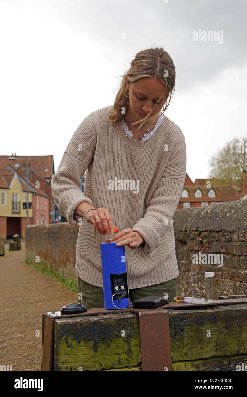 Chloe Peck, Koordinator der River Action Communities, testet eine Wasserprobe aus dem Fluss Wensum mitten in Norwich am Quay auf E. coli-Verschmutzung Stockfoto