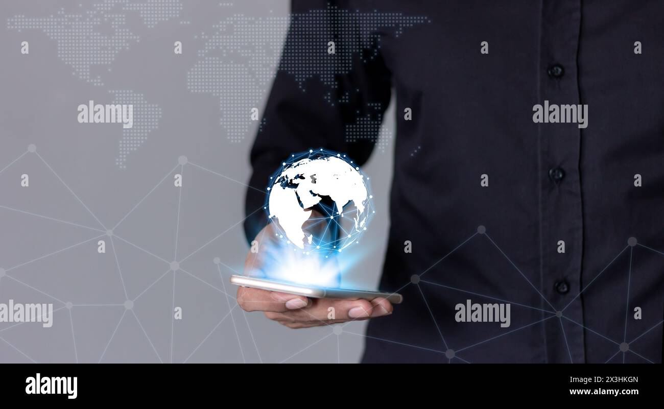 Interconnect, vernetztes Konzept; Technologie, digitales Marketing, Finanz- und Bankwesen, Geschäftsmann, der Smartphones auf unscharfem Hintergrund nutzt Stockfoto