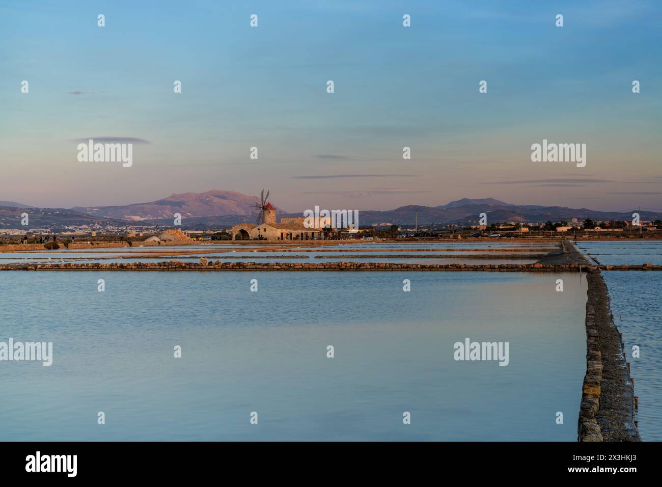Paceco, Italien - 3. Januar 2024: Blick auf die Windmühle und das Salzflachmuseum von Paceco bei Sonnenuntergang Stockfoto