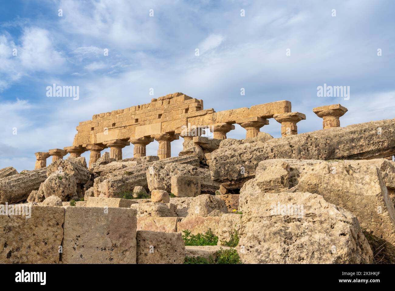 Castelvetrano, Italien - 3. Januar 2024: Blick auf den Tempel C in Selinunte auf Sizilien Stockfoto