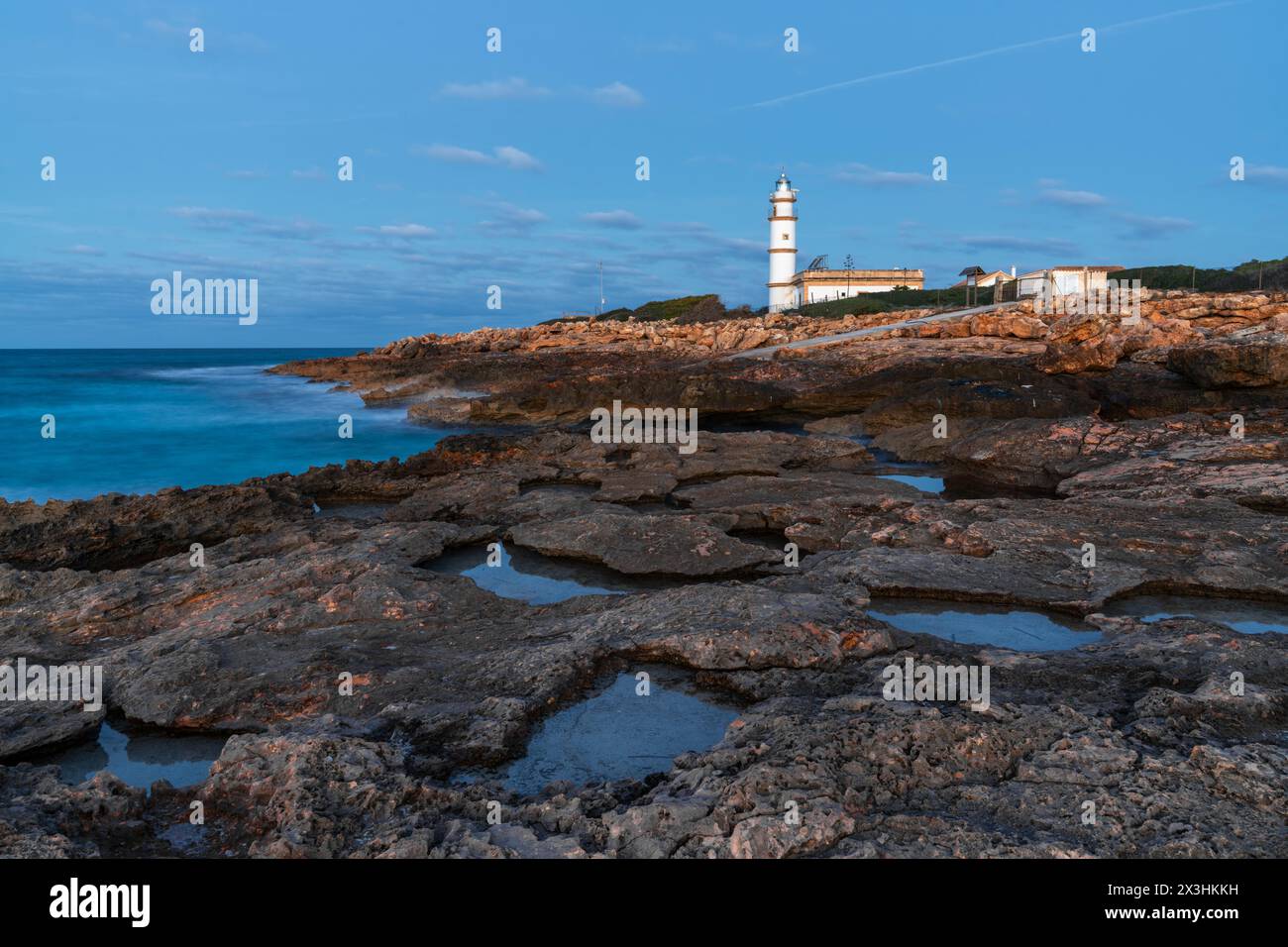 Eine Langzeitbelichtung des Leuchtturms Cap de ses Salines auf Mallorca kurz vor Sonnenaufgang Stockfoto