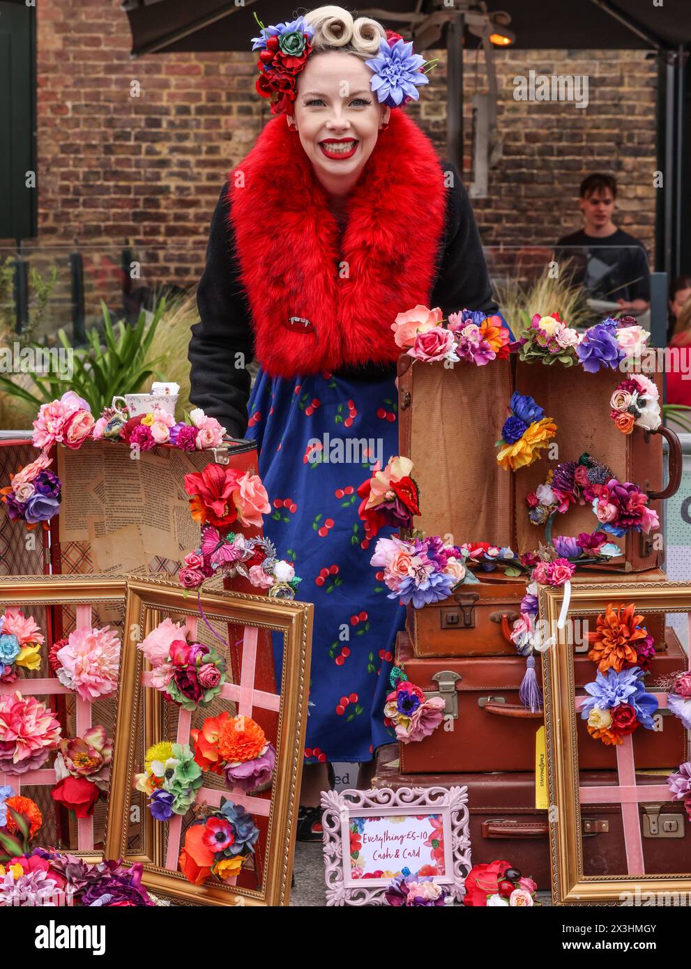 King's Cross, London 26. April 2024 der Verkauf von Classic Car Boots ein vollgepacktes Wochenende und ein Paradies für Oldtimer- und Gebrauchtliebhaber: Das beliebte zweitägige Festival bietet hochwertige, nachhaltige Einkaufsmöglichkeiten, Unterhaltung und vieles mehr an drei verschiedenen Orten in King's Cross: Granary Square, Lewis Cubitt Square und Coal Drops Yard. April 26-27 Paul QuezadaNeiman/Alamy Live News Stockfoto