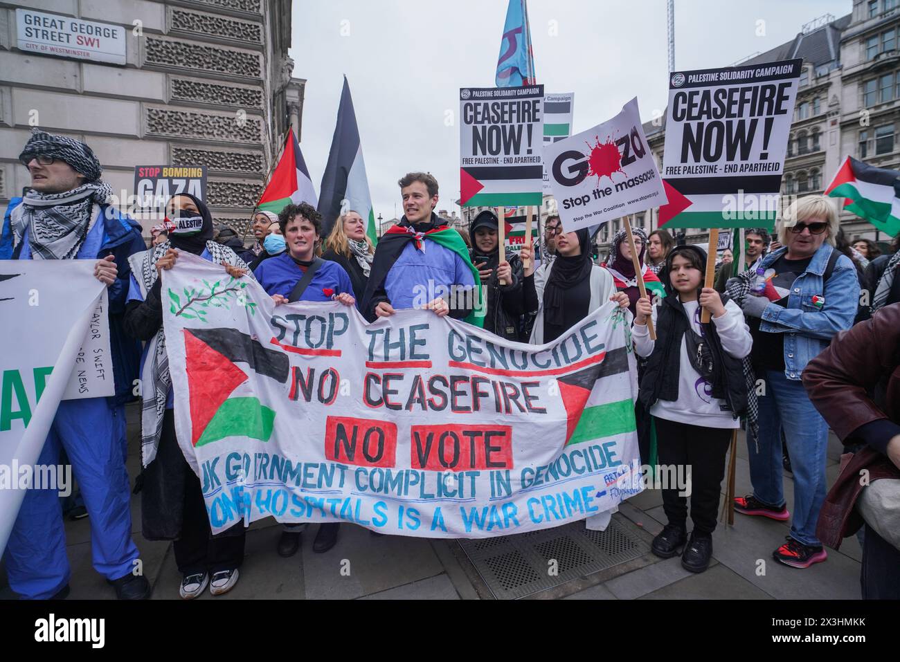 London, Großbritannien. April 2024. Die Demonstranten versammeln sich auf dem Parlamentsplatz zum Nationalmarsch für Palästina. Der marsch wird von der Palästinensischen Solidaritätskampagne und den Freunden von Al Aqsa organisiert und wird voraussichtlich 100.000 Demonstranten anlocken, die die britische Regierung auffordern, Israel nicht mehr zu bewaffnen und einen dauerhaften Waffenstillstand in Gaza zu fordern. Credit: amer ghazzal/Alamy Live News Stockfoto