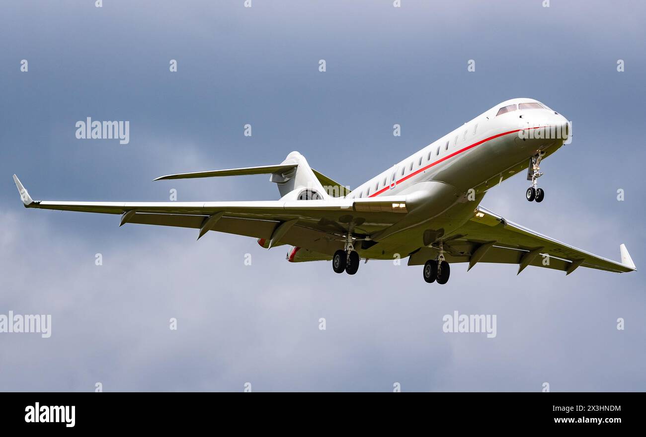 Hawarden, Flintshire, Vereinigtes Königreich, Samstag, 27. April 2024; eine Bombardier Global 6000, Registrierung 9H-VJH, landet am Hawarden Airport, Flintshire, Vereinigtes Königreich, vom Los Angeles International Airport (LAX) mit einem der Co-Vorsitzenden von Wrexham AFC, Rob McElhenney, vor dem letzten Spiel der Liga 2 Football Saison 2023-24 gegen Stockport County auf dem Rennplatz Wrexham AFC. Credit JTW Aviation Images / JTW equine Images / Alamy Live News. Stockfoto