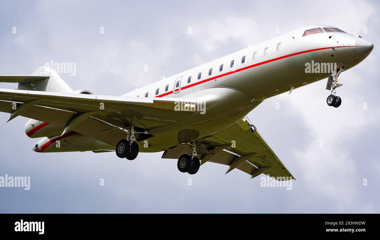 Hawarden, Flintshire, Vereinigtes Königreich, Samstag, 27. April 2024; eine Bombardier Global 6000, Registrierung 9H-VJH, landet am Hawarden Airport, Flintshire, Vereinigtes Königreich, vom Los Angeles International Airport (LAX) mit einem der Co-Vorsitzenden von Wrexham AFC, Rob McElhenney, vor dem letzten Spiel der Liga 2 Football Saison 2023-24 gegen Stockport County auf dem Rennplatz Wrexham AFC. Credit JTW Aviation Images / JTW equine Images / Alamy Live News. Stockfoto