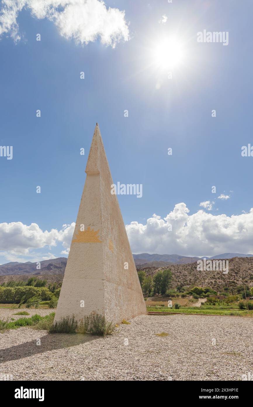 Die Sonne beleuchtet das Zeichen des Tropen des Steinbocks in Jujuy, Argentinien. Stockfoto