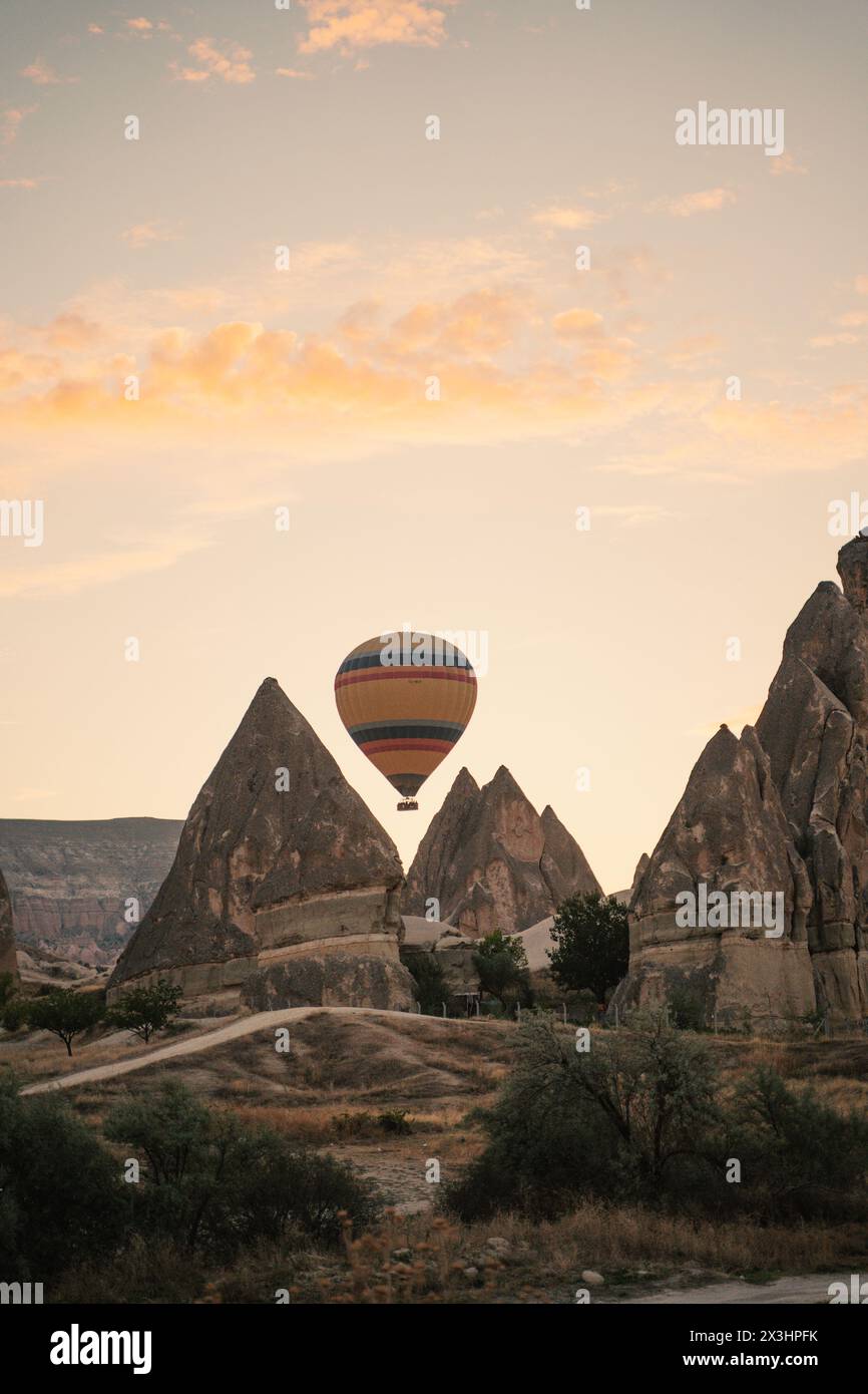 Heißluftballon fliegen über Kappadokien, Türkei Stockfoto