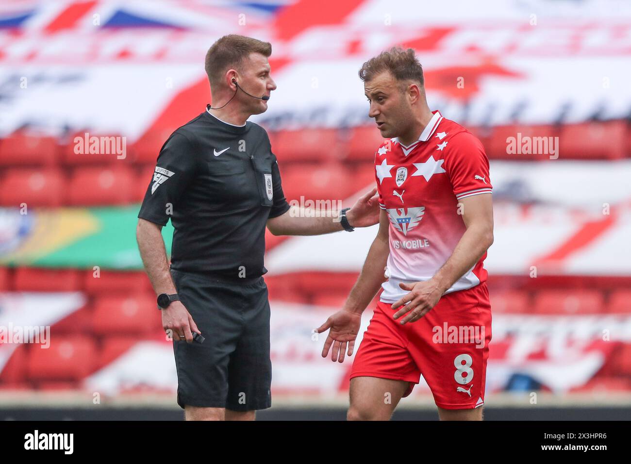 Barnsley, Großbritannien. April 2024. Herbie Kane von Barnsley spricht mit Schiedsrichter Ollie Yates, nachdem er im Elfmeterschießen während des Sky Bet League 1 Matches Barnsley gegen Northampton Town in Oakwell, Barnsley, Großbritannien, 27. April 2024 (Foto: Alfie Cosgrove/News Images) in Barnsley, Großbritannien, am 27. April 2024, verwundet wurde. (Foto: Alfie Cosgrove/News Images/SIPA USA) Credit: SIPA USA/Alamy Live News Stockfoto