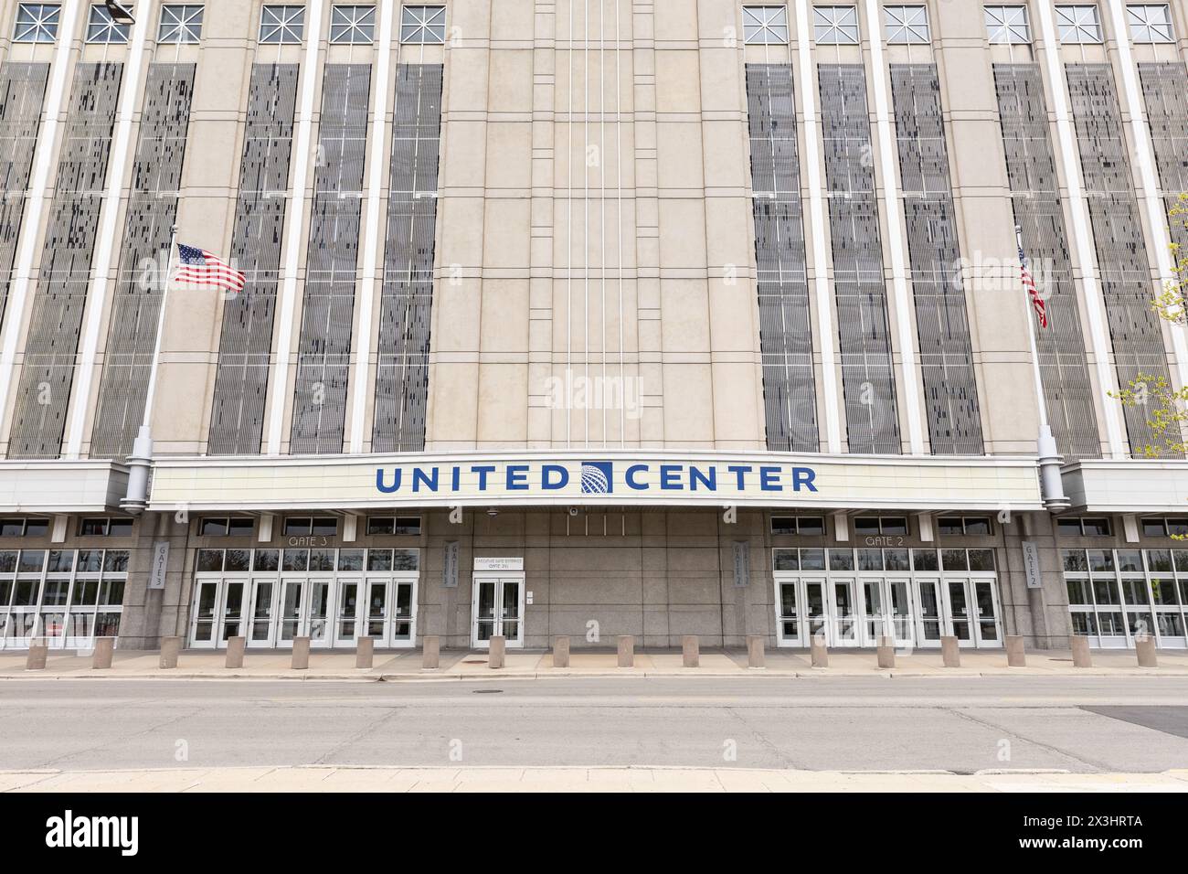 Das 1994 eröffnete United Center ist das größte Indoor-Unterhaltungszentrum in Chicago und Heimstadion der Chicago Blackhawks und Bulls. Stockfoto