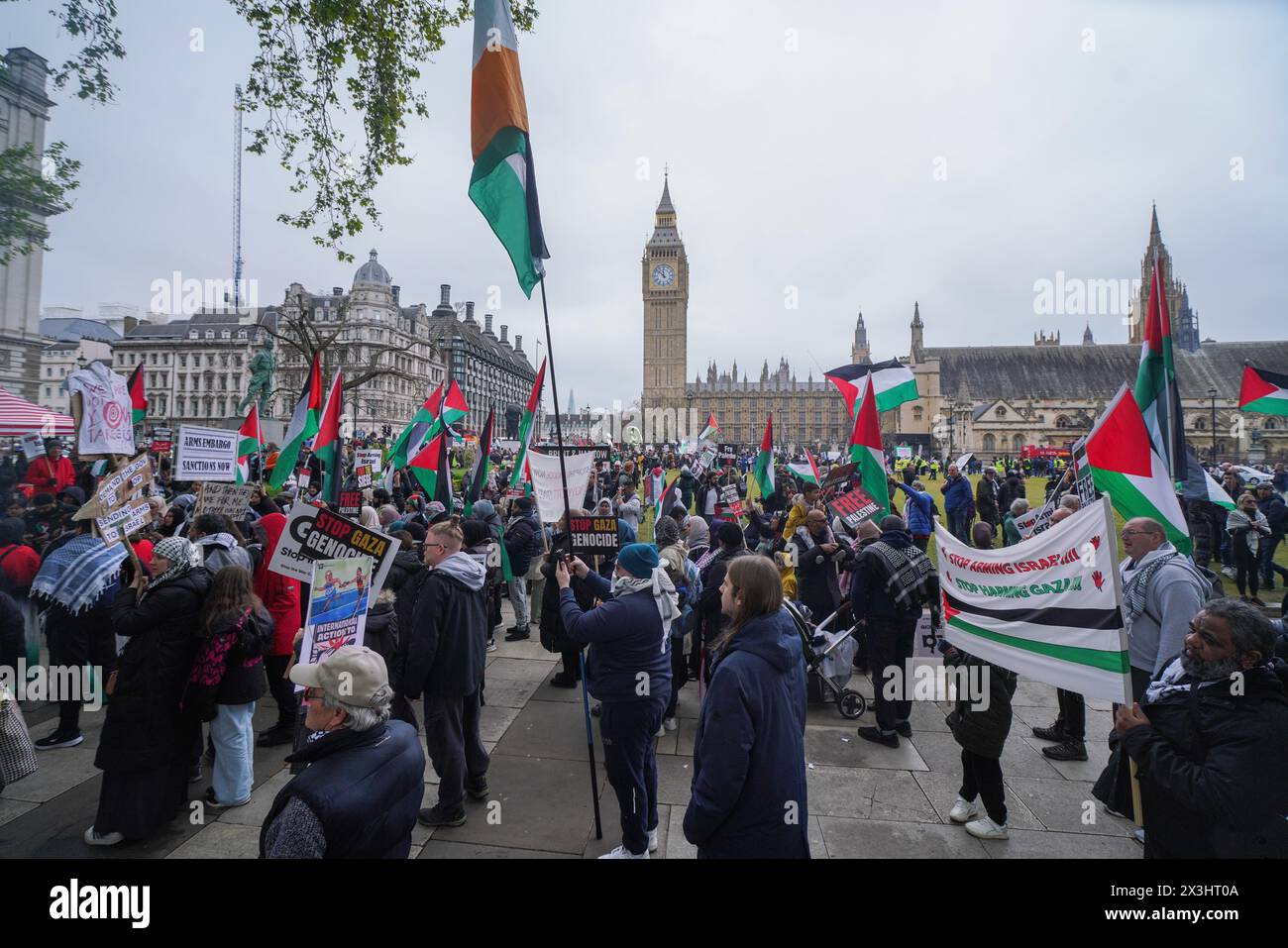 London, Großbritannien. April 2024. Demonstranten schwenken Flaggen und entfalten ein großes Banner auf dem Parlamentsplatz, um Israel während des Nationalmarsches für Palästina nicht mehr zu bewaffnen.der marsch wird von der Palästinensischen Solidaritätskampagne und den Freunden von Al Aqsa organisiert und wird voraussichtlich 100.000 Demonstranten anziehen, um die britische Regierung aufzufordern, Israel und für nicht mehr zu bewaffnen ein dauerhafter Waffenstillstand in Gaza .Credit: amer ghazzal/Alamy Live News Stockfoto