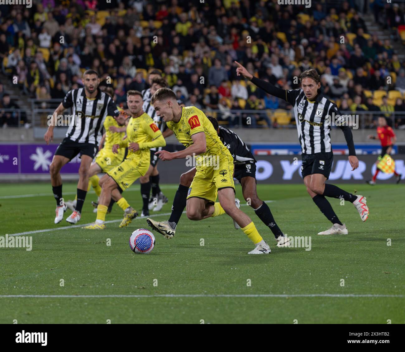 Wellington, Neuseeland. April 2024. Der Wellington Mittelfeldspieler Ben Old betritt die Macrthur Torbox, um einen weiteren Angriff auf das Tor zu starten. Wellington Phoenix gegen Macarthur FC. Isuzu A-League Männer. Sky Stadium. Wellington. Neuseeland (Joe Serci/SPP) Credit: SPP Sport Press Photo. /Alamy Live News Stockfoto