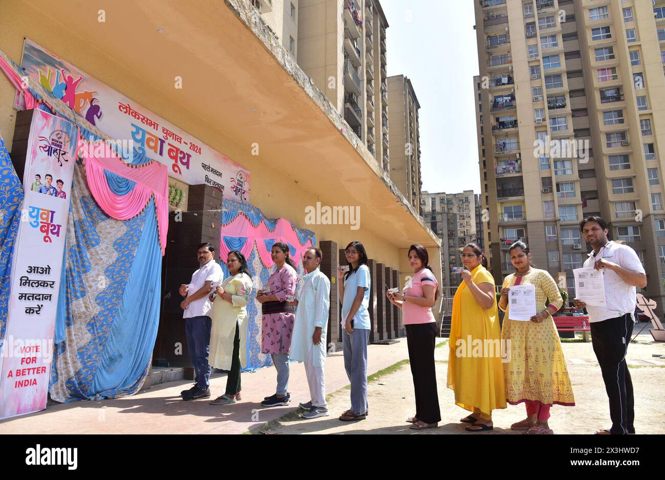 Ghaziabad, Indien. April 2024. GHAZIABAD, INDIEN - 26. APRIL: Die Menschen stehen vor einem Wahlhaus während der zweiten Phase der allgemeinen Loksabha-Wahlen bei der Aditya World City Society am 26. April 2024 in Ghaziabad, Indien. (Foto: Sakib Ali/Hindustan Times/SIPA USA) Credit: SIPA US/Alamy Live News Stockfoto
