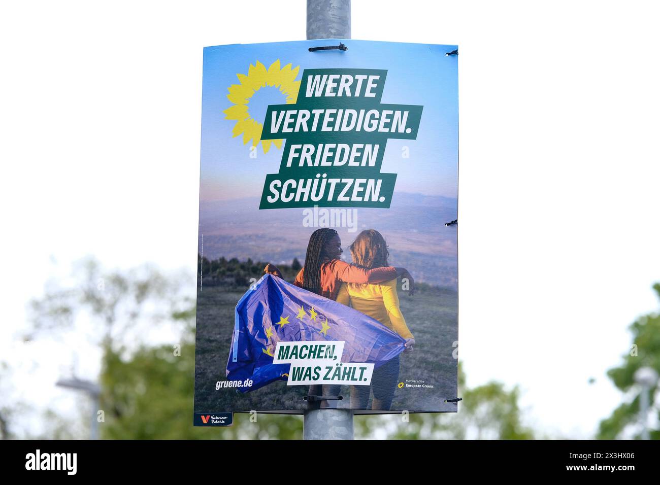 Düsseldorf 27.04.2024 Wahlkampf Wahlkampfplakat Europawahl Wahlplakat Europa-Wahl Grüne die Grünen Werte verteidigen Frieden Schützen Düsseldorf Nordrhein-Westfalen Deutschland *** Düsseldorf 27 04 2024 Wahlkampfplakat Wahlkampfplakat Europawahl Wahlplakat Europa Wahlen Grüne die Grünen verteidigen Werte Frieden Schützen Düsseldorf Nordrhein-Westfalen Deutschland Stockfoto