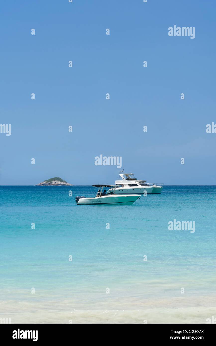 Motorboote liegen vor Anse Lazio Beach, Praslin Island, Seychellen, Indischer Ozean Stockfoto