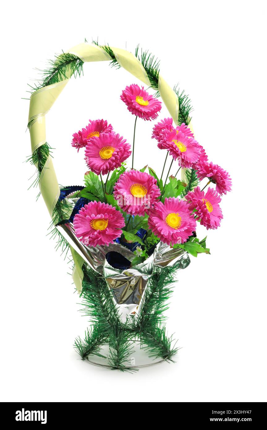 Kränze künstlicher Blumen für Beerdigung isoliert auf weiß Stockfoto