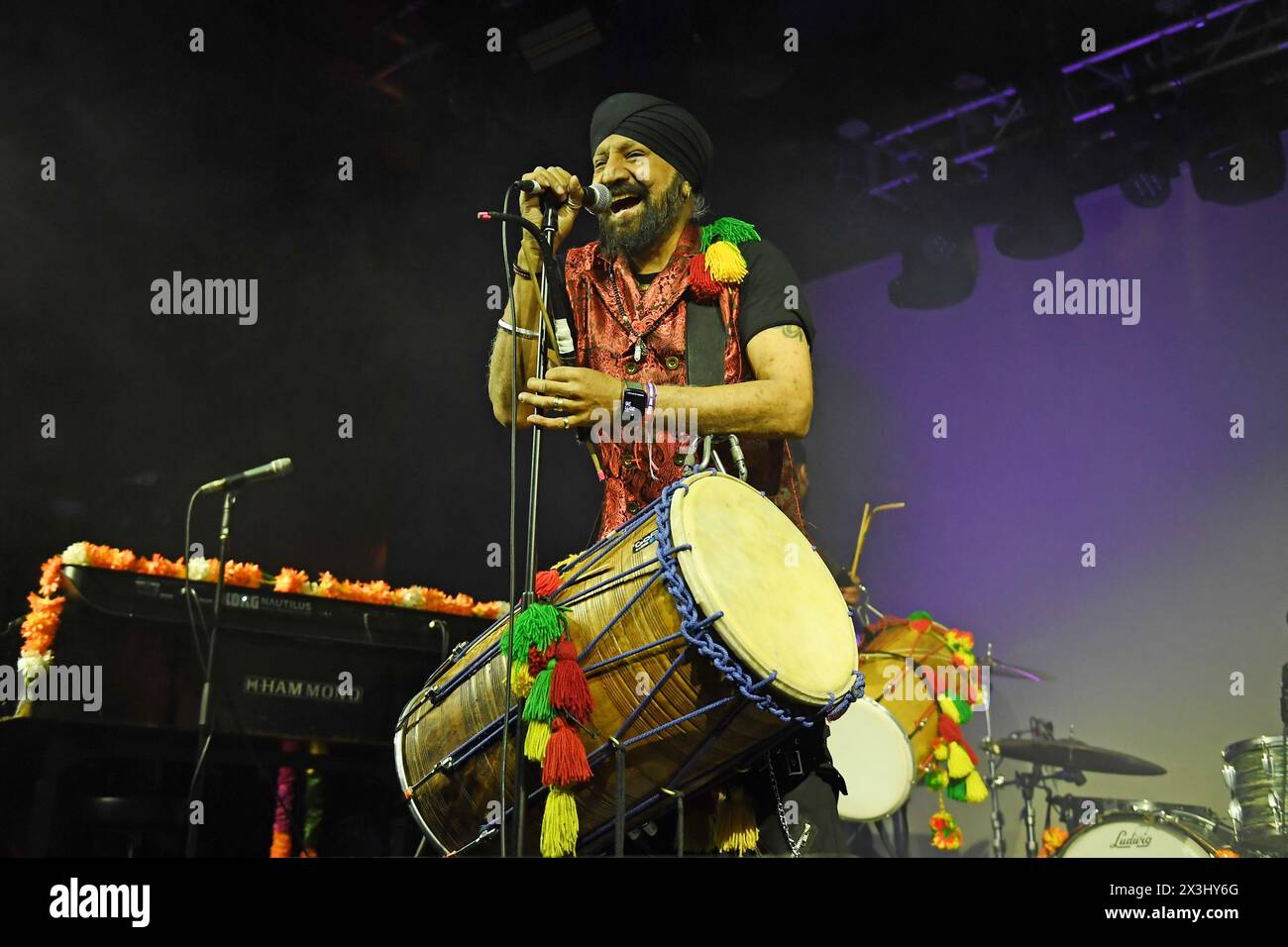 LONDON, ENGLAND - 26. APRIL: Johnny Kalsi von „The Dhol Foundation“ tritt am 26. April 2024 im Electric Ballroom, Camden in London auf.CAP/MAR ©MAR/Capital Pictures Credit: Phil Loftus/Alamy Live News Stockfoto