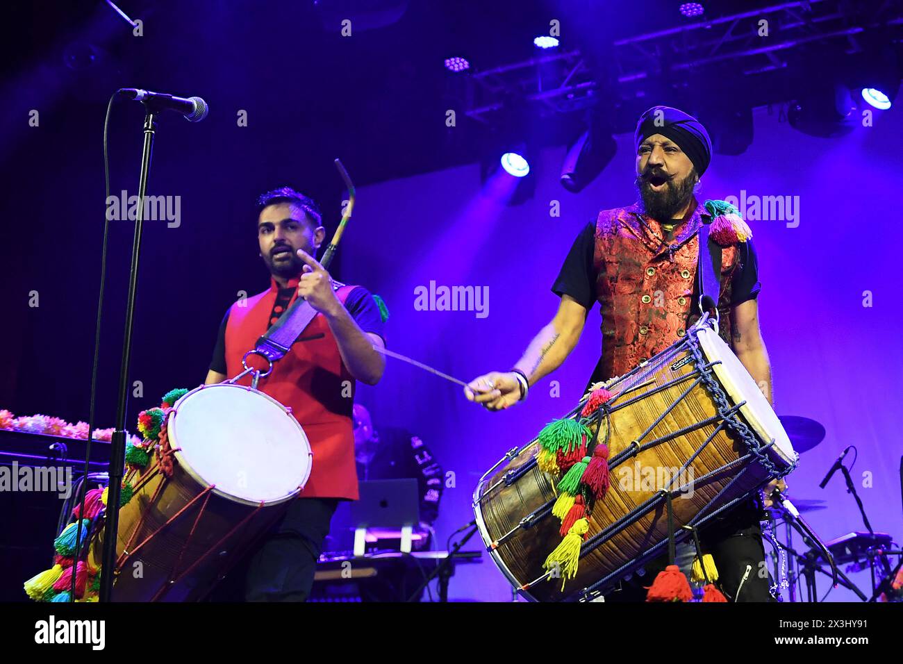 LONDON, ENGLAND - 26. APRIL: Johnny Kalsi von „The Dhol Foundation“ tritt am 26. April 2024 im Electric Ballroom, Camden in London auf.CAP/MAR ©MAR/Capital Pictures Credit: Phil Loftus/Alamy Live News Stockfoto