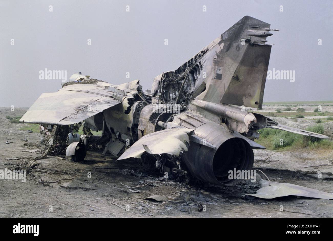 2. April 1991 Ein zerstörter irakischer Luftwaffe, sowjetischer MiG-23-„Peitschenjäger“, Nummer 23181, in der Nähe der Luftwaffenbasis Tallil im südlichen Irak. Stockfoto