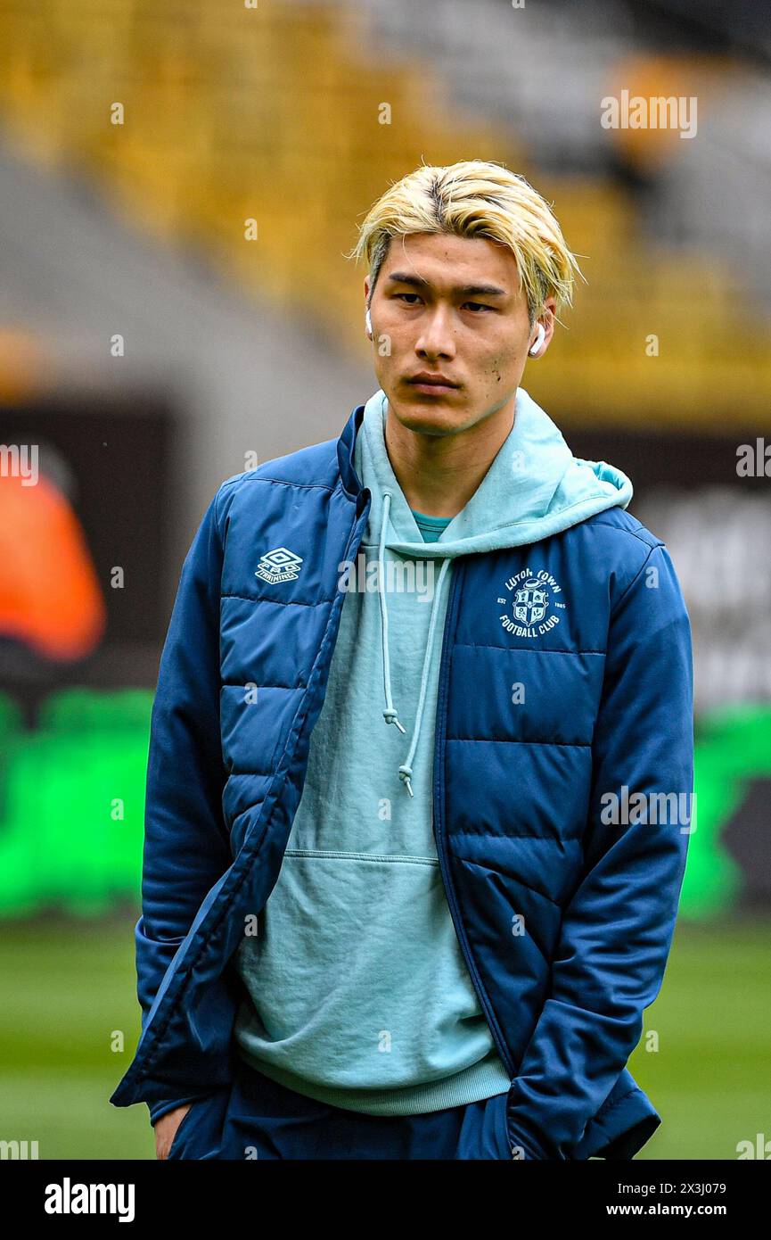 April 2024; Molineux Stadium, Wolverhampton, West Midlands, England; Premier League Football, Wolverhampton Wanderers gegen Luton Town; Daiki Hashioka aus Luton Town inspiziert das Feld vor dem Auftakt Credit: Action Plus Sports Images/Alamy Live News Stockfoto