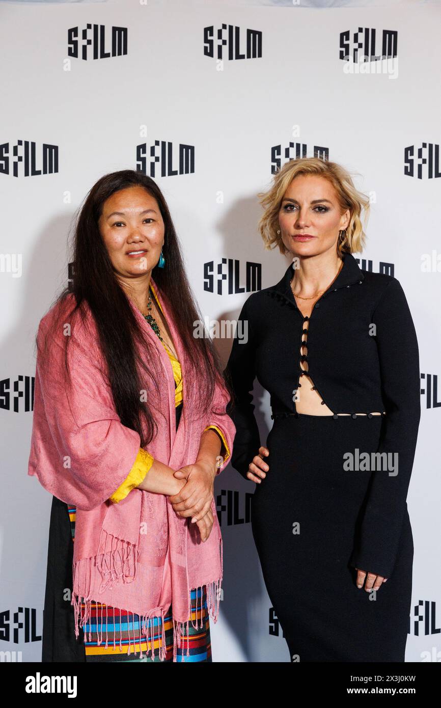 San Francisco, USA. April 2024. Lhakpa Sherpa und die Regisseurin Lucy Walker posieren für ein Porträt auf dem blauen Teppich für das 67. San Francisco International Film Festival im Letterman Digital Arts Center in San Francisco, KALIFORNIEN am 26. April 2024. (Foto: Juliana Yamada/SIPA USA) Credit: SIPA USA/Alamy Live News Stockfoto