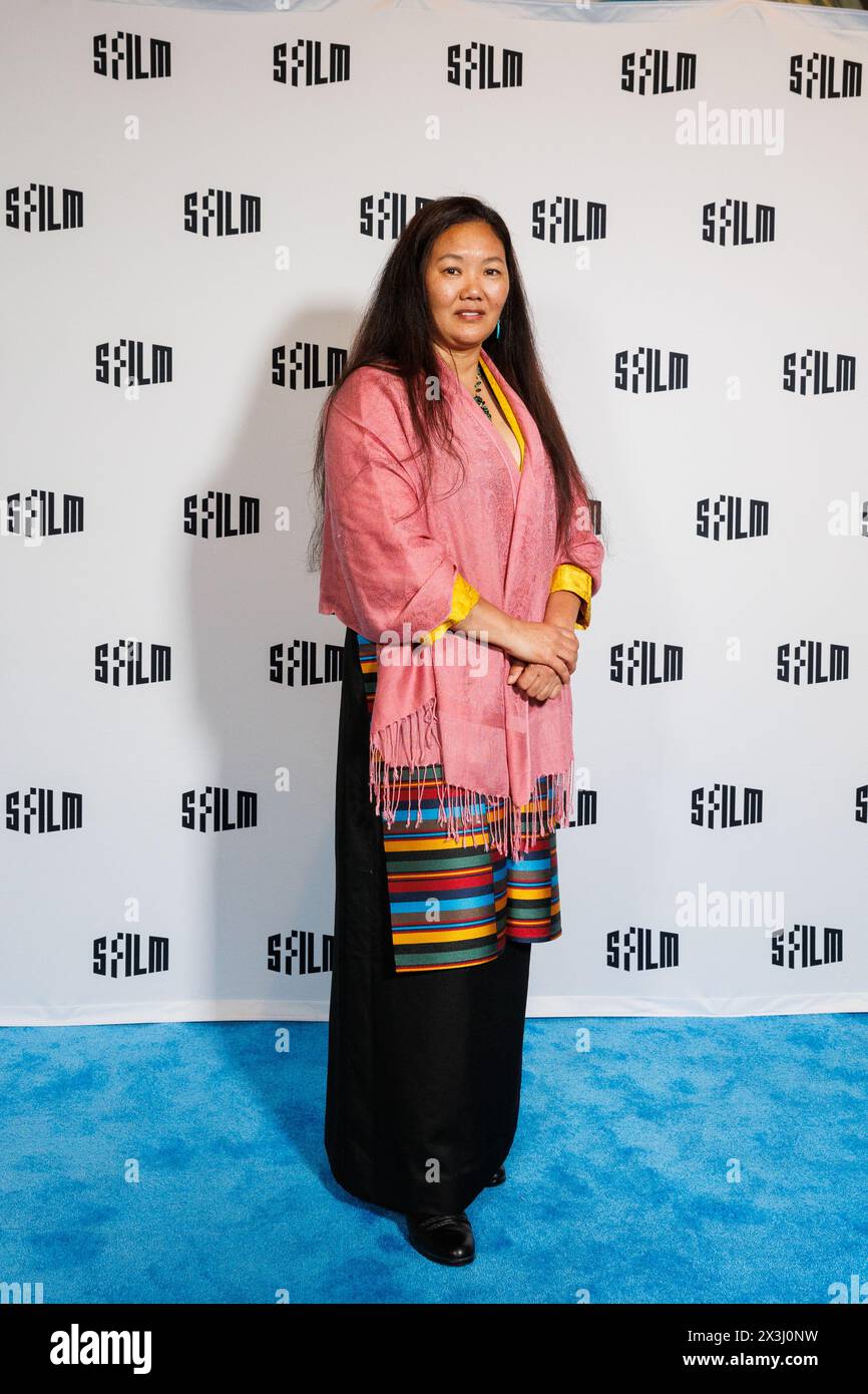San Francisco, USA. April 2024. Lhakpa Sherpa posiert für ein Porträt auf dem blauen Teppich für das 67. San Francisco International Film Festival im Letterman Digital Arts Center in San Francisco, CA am 26. April 2024. Sherpa ist das Hauptthema von „Bergkönigin: Die Gipfel von Lhakpa Sherpa“. (Foto: Juliana Yamada/SIPA USA) Credit: SIPA USA/Alamy Live News Stockfoto