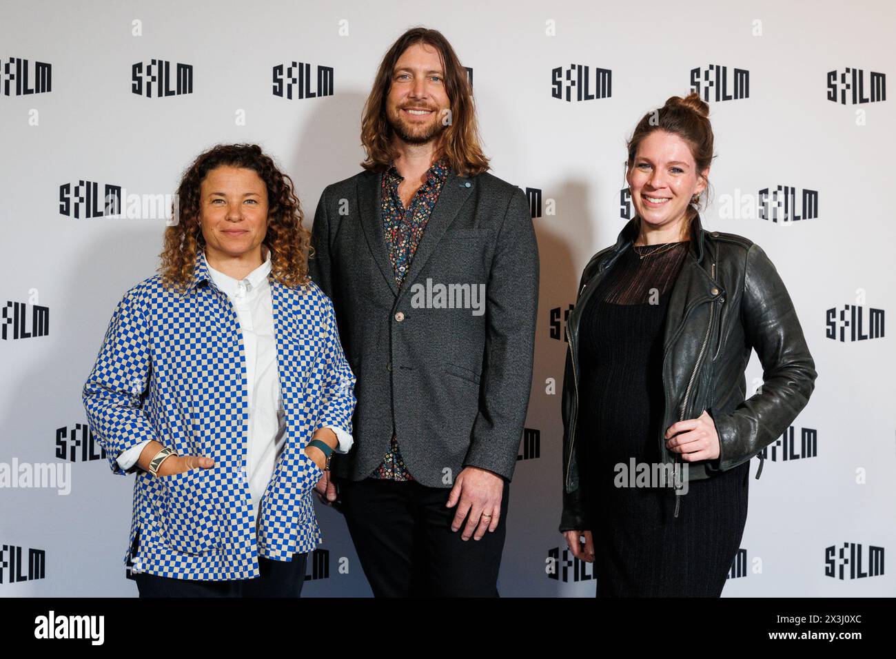 San Francisco, USA. April 2024. Die Produzenten Dalia Burde, Christopher Newman und Miranda Sherman posieren für ein Porträt auf dem blauen Teppich für das 67. San Francisco International Film Festival am 26. April 2024 im Letterman Digital Arts Center in San Francisco. (Foto: Juliana Yamada/SIPA USA) Credit: SIPA USA/Alamy Live News Stockfoto