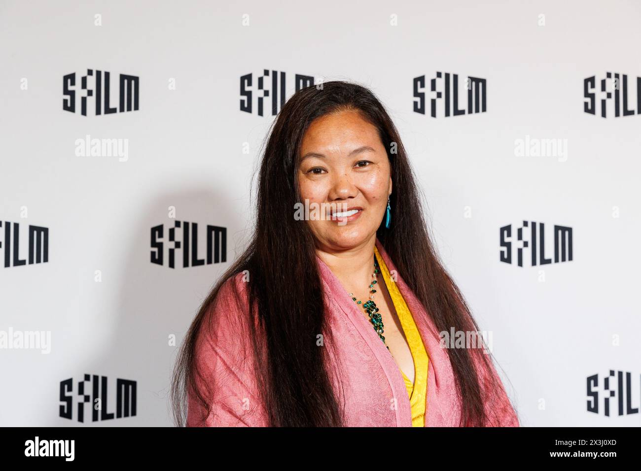 San Francisco, USA. April 2024. Lhakpa Sherpa posiert für ein Porträt auf dem blauen Teppich für das 67. San Francisco International Film Festival im Letterman Digital Arts Center in San Francisco, CA am 26. April 2024. Sherpa ist das Hauptthema von „Bergkönigin: Die Gipfel von Lhakpa Sherpa“. (Foto: Juliana Yamada/SIPA USA) Credit: SIPA USA/Alamy Live News Stockfoto