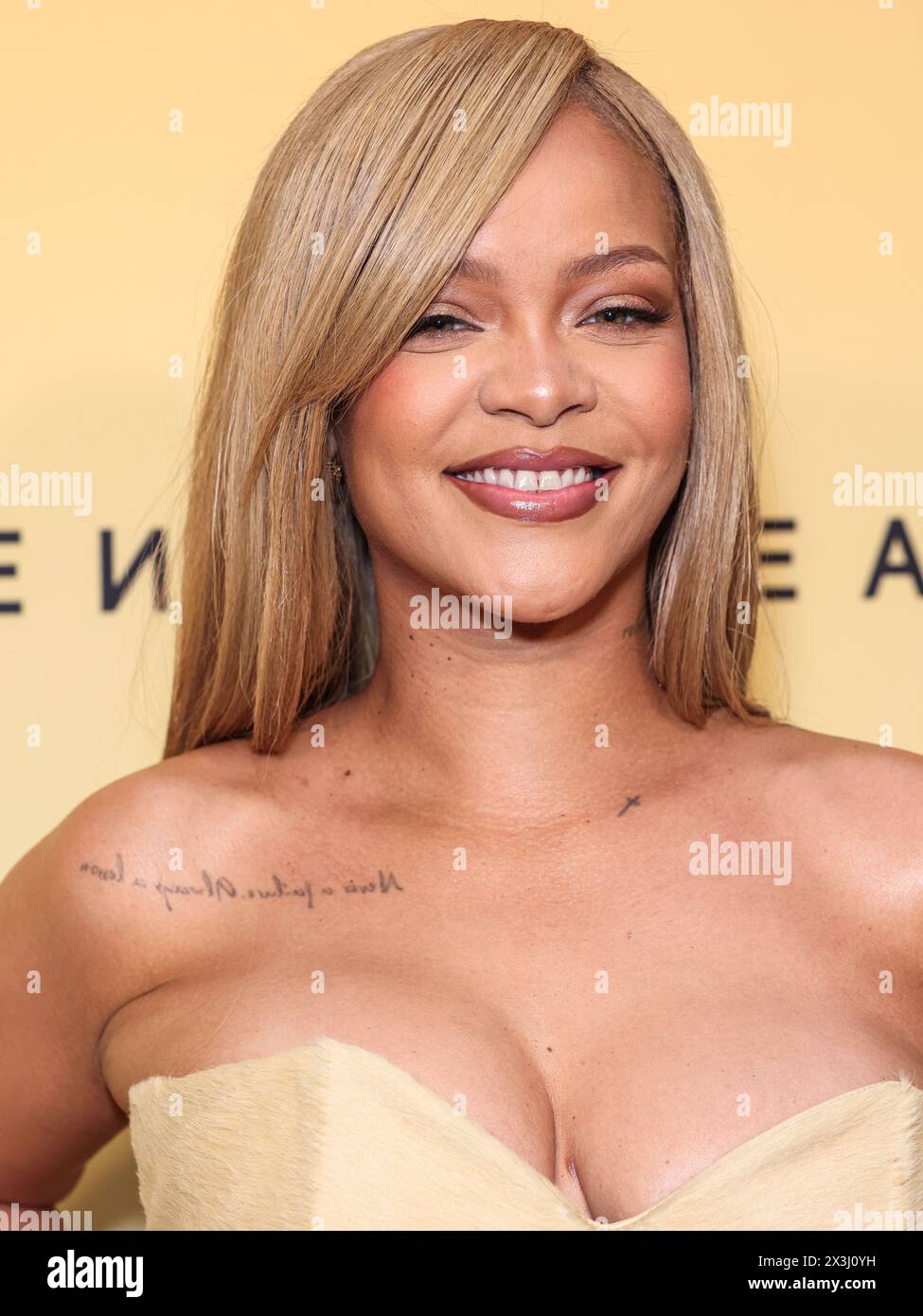 LOS ANGELES, KALIFORNIEN, USA - 26. APRIL: die Barbadische Sängerin, Geschäftsfrau, Schauspielerin, Model und Songwriterin Rihanna (Robyn Rihanna Fenty) trifft am 26. April 2024 in Los Angeles, Kalifornien, auf der Rihanna x Fenty Beauty New Product Launch für die Fenty Beauty Soft'lit Natürlich Luminous Longwear Foundation in den 7th Street Studios ein. (Foto: Xavier Collin/Image Press Agency) Stockfoto