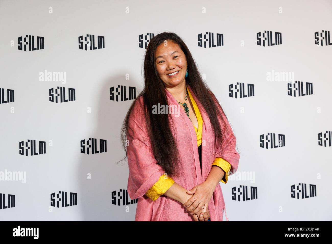 San Francisco, USA. April 2024. Lhakpa Sherpa posiert für ein Porträt auf dem blauen Teppich für das 67. San Francisco International Film Festival im Letterman Digital Arts Center in San Francisco, CA am 26. April 2024. Sherpa ist das Hauptthema von „Bergkönigin: Die Gipfel von Lhakpa Sherpa“. (Foto: Juliana Yamada/SIPA USA) Credit: SIPA USA/Alamy Live News Stockfoto