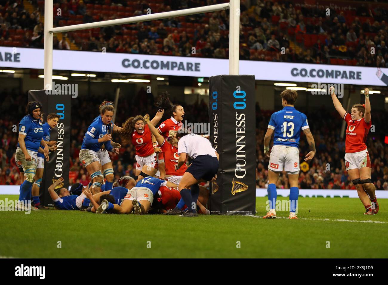 Cardiff, Großbritannien. April 2024. Die walisischen Spieler feiern, als Sisilia Tuipulotu aus Wales in der letzten Minute einen Versuch unter den Posten erzielt, um das Spiel für Wales zu gewinnen. Guinness Women's Six Nations Championship 2024 Match, Wales Women gegen Italien Women im Principality Stadium in Cardiff am Samstag, den 27. April 2024. bild von Andrew Orchard/Andrew Orchard Sportfotografie/Alamy Live News Credit: Andrew Orchard Sportfotografie/Alamy Live News Stockfoto