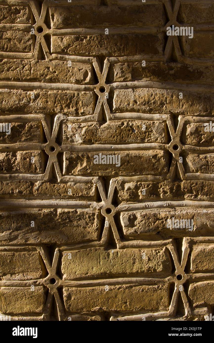 Alte und alte Mauerziegel aus der Zeit des Sasanianischen Reiches. Das Sassanidenreich war die letzte persische Kaiserdynastie. Stockfoto
