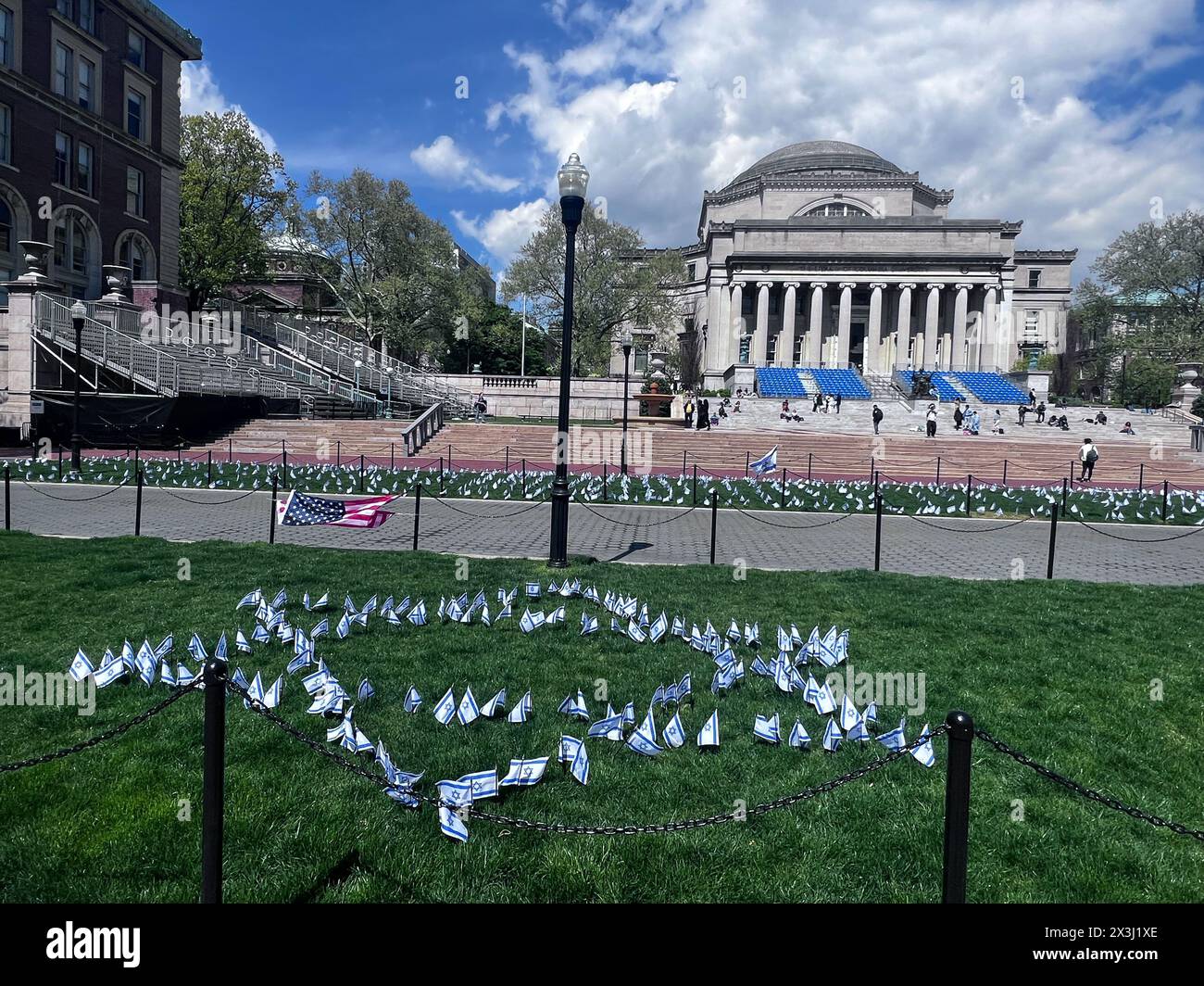 New York, USA. April 2024. Pro-israelische Unterstützer legten am 26. April 2024 in New York, New York, USA Flaggen vor der Columbia University in der Nähe des Pro-Palästina-Zeltlagerplatzes an der Columbia University. (Foto: Robyn Stevens Brody/SIPA USA) Credit: SIPA USA/Alamy Live News Stockfoto