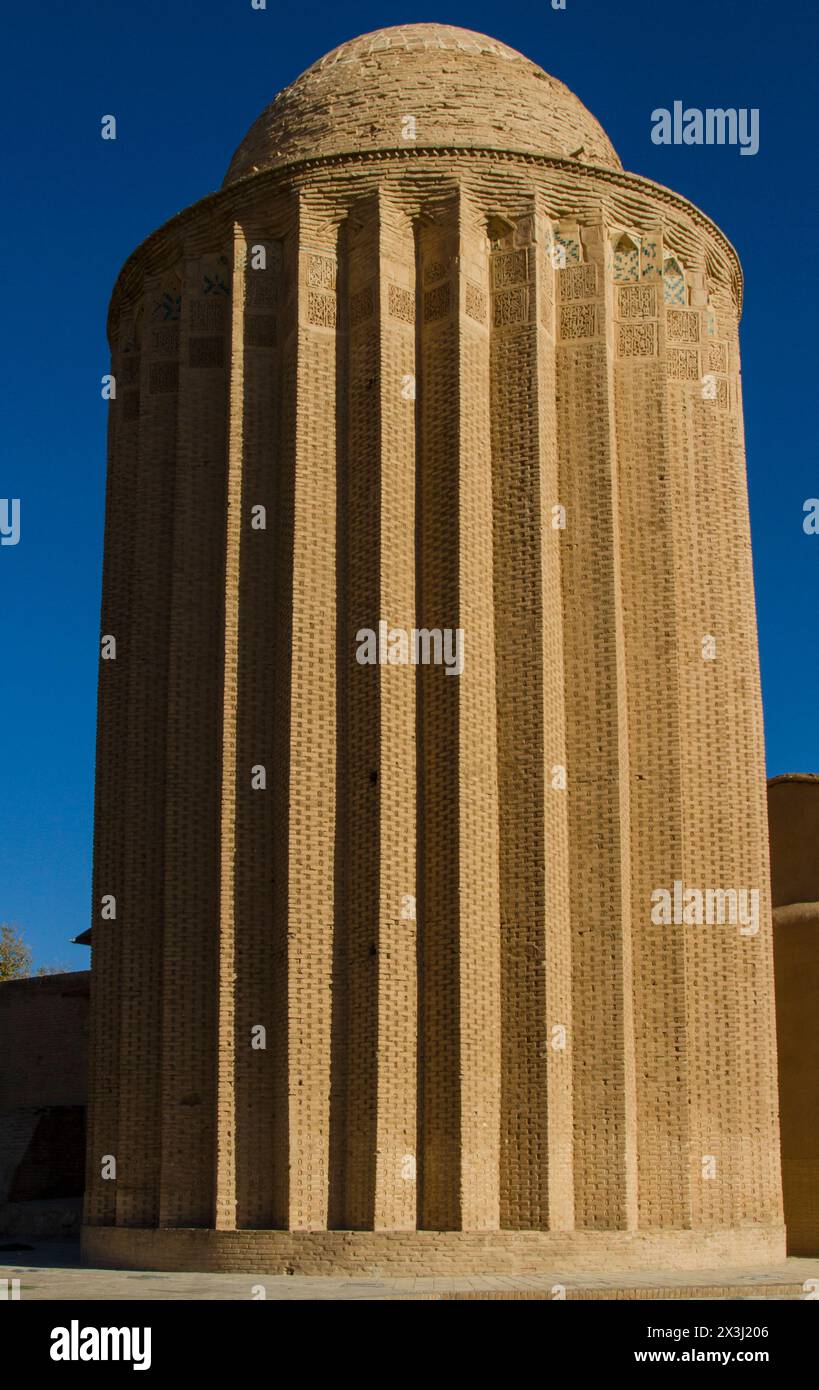 Der Kashaneh Bastam Tower ist ein türkisches persisches Grab aus Jahrhunderten. Dieses UNESCO-Weltkulturerbe hat eine einzigartige Architektur mit hohen Mauern und einer Kuppel. Stockfoto