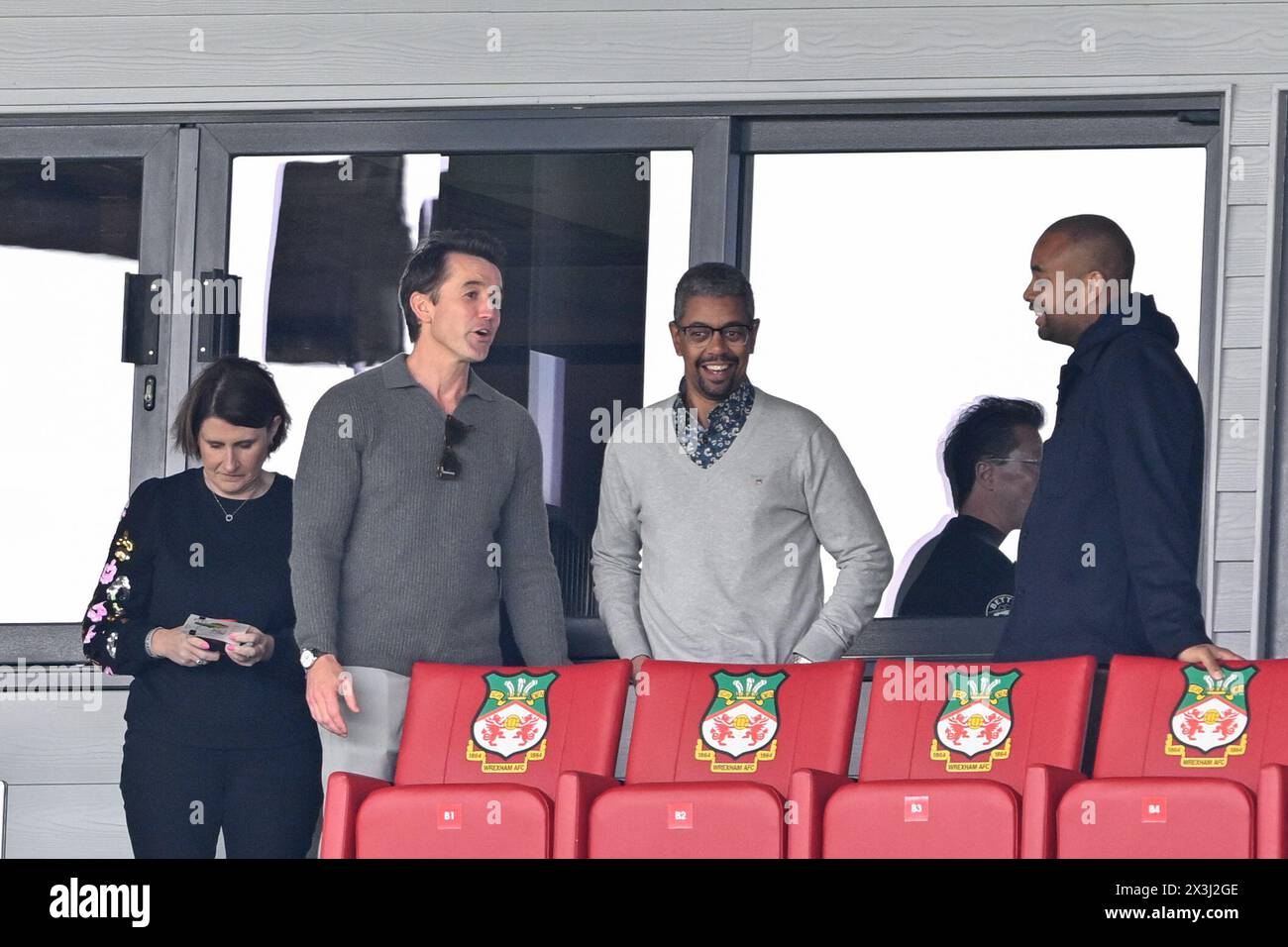 Rob McElhenney, Miteigentümer von Wrexham, spricht mit dem walisischen Premierminister Vaughan Gething vor dem Spiel der Sky Bet League 2 Wrexham gegen Stockport County in Stok CAE Ras, Wrexham, Großbritannien, 27. April 2024 (Foto: Cody Froggatt/News Images) Stockfoto