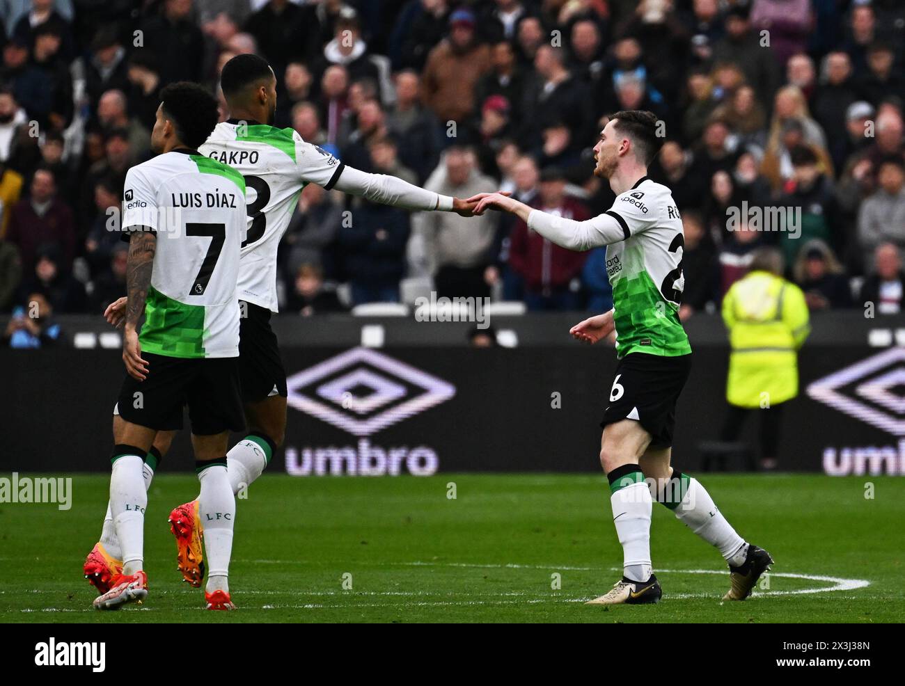 London, Großbritannien. April 2024. Die Liverpool-Spieler feiern, nachdem Andrew Robertson von Liverpool (r) ihr Team das 1. Tor erzielt hat. Premier League, West Ham gegen Liverpool im London Stadium, Queen Elizabeth Olympic Park in London am Samstag, den 27. April 2024. Dieses Bild darf nur für redaktionelle Zwecke verwendet werden. Foto nur für redaktionelle Verwendung von Sandra Mailer/Andrew Orchard Sportfotografie/Alamy Live News Credit: Andrew Orchard Sportfotografie/Alamy Live News Stockfoto