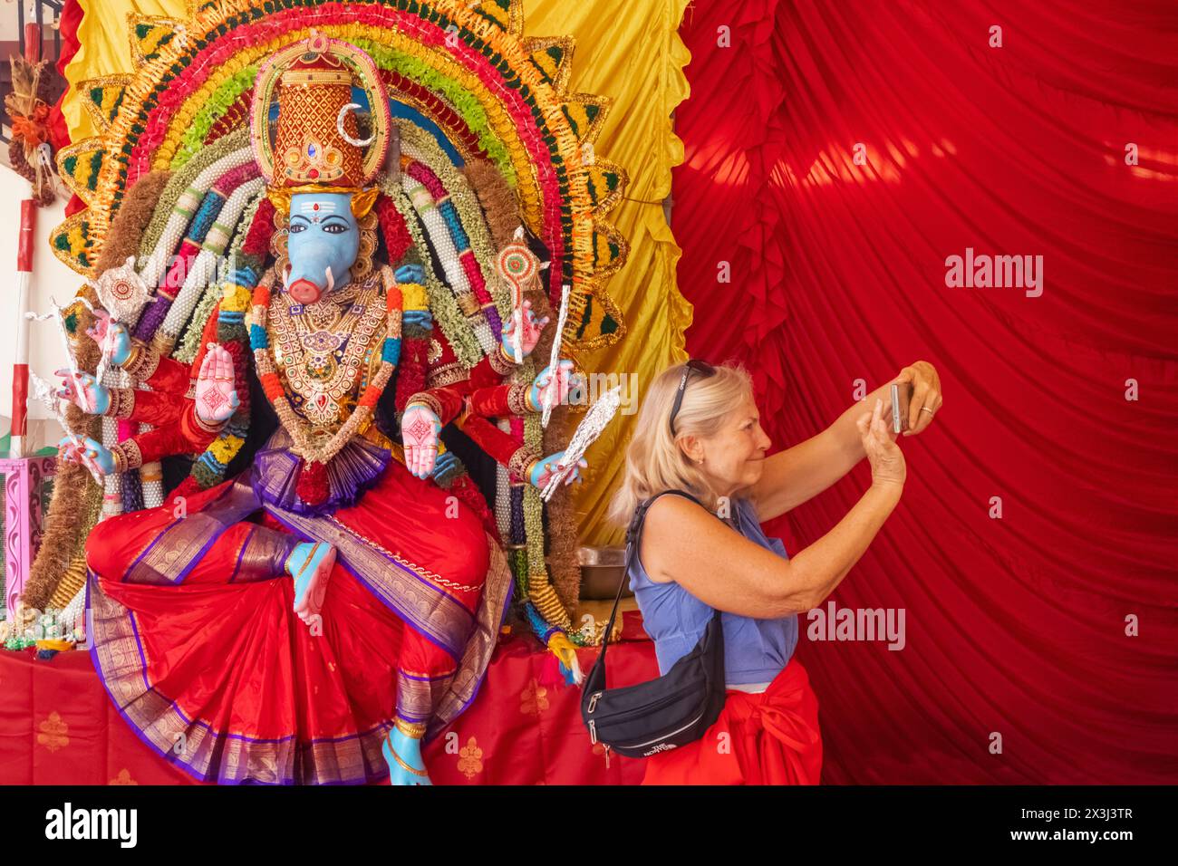 Asien, Singapur, Chinatown, Sri Mariamman Tempel, Touristen machen Fotos von hinduistischen Gottheiten Stockfoto