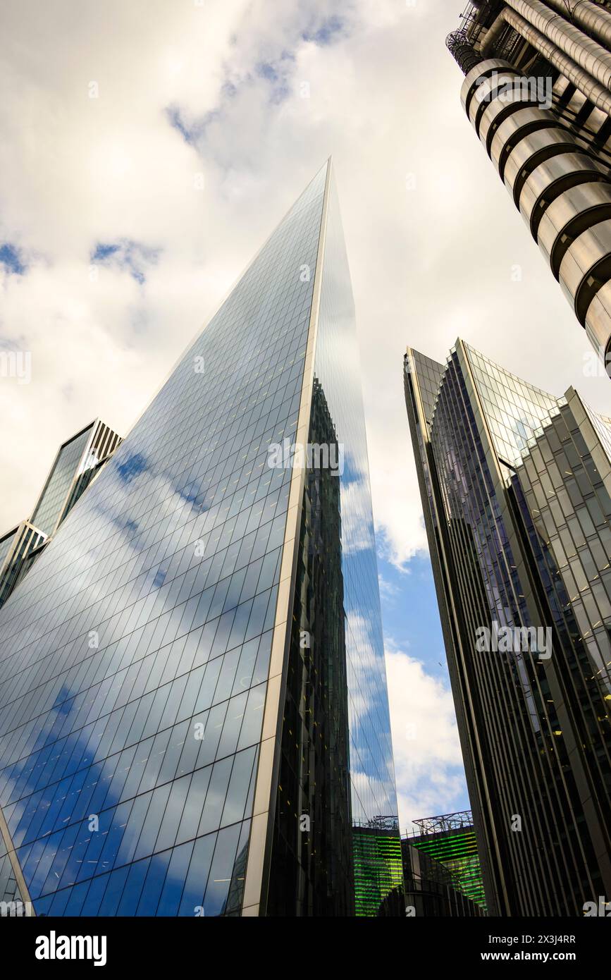 Wolkenkratzer aus Glas und Stahl, Büroblöcke, City of London, Blick nach oben, Konvergenz, Architektur Stockfoto