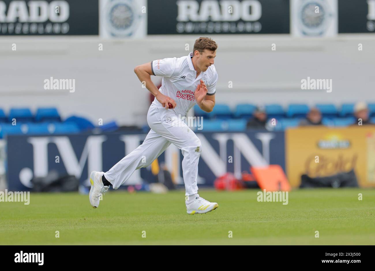 London. April 2024. James Fuller (26 Hampshire) Bowling während des zweiten Tages der County Championship Division One Match zwischen Surrey und Hampshire im Kia Oval. Quelle: Matthew Starling / Alamy Live News Stockfoto