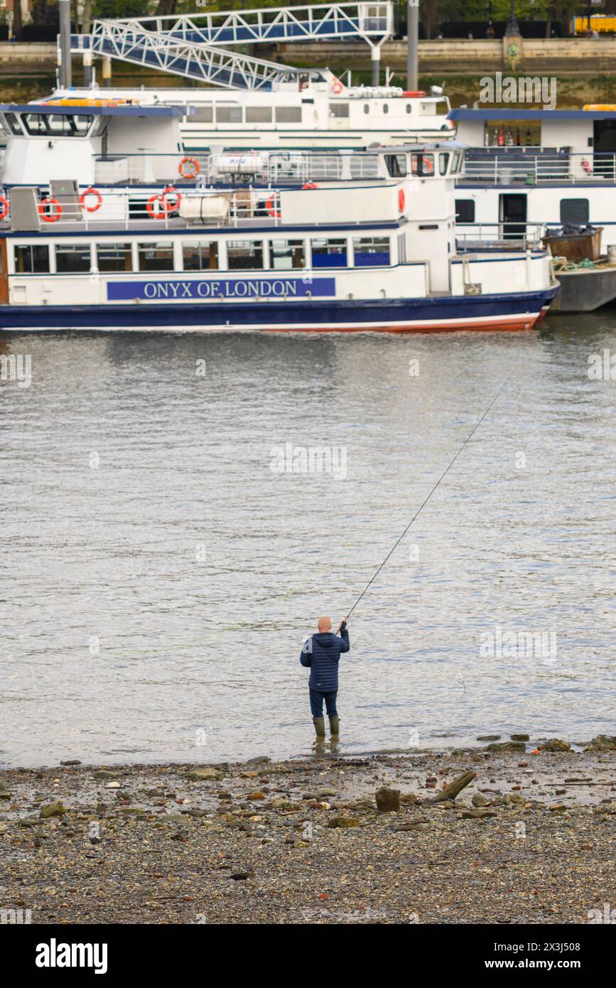 Man fischt, wirft eine Angelschnur, am Ufer der Themse bei Ebbe, London Stockfoto