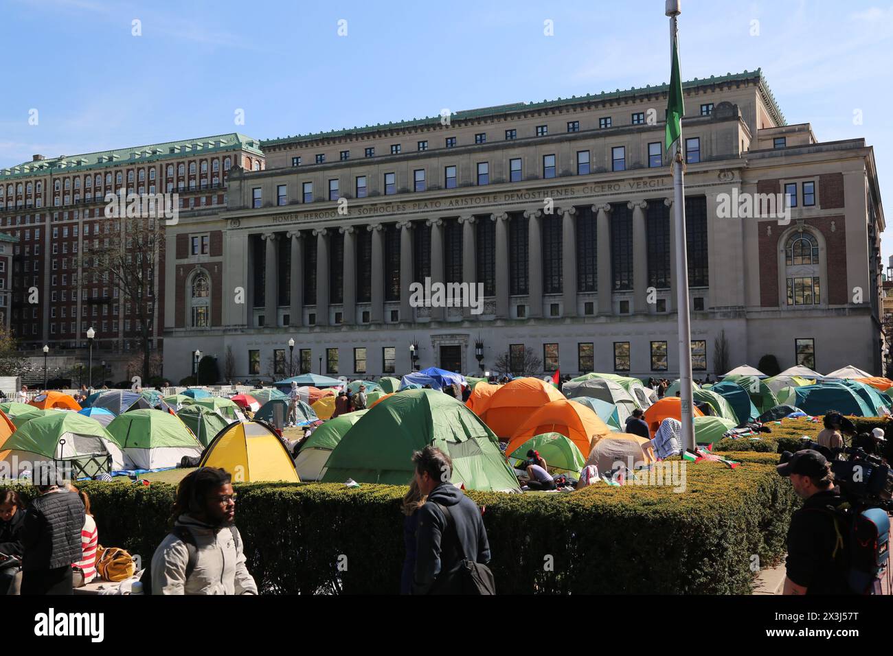 New York, USA. April 2024. Menschen gehen an den Zelten des „Gaza Solidarity Encamp“ an der Columbia University in New York City, USA, am 26. April 2024 vorbei. Das Lager der Columbia University gegen israelische Militäraktionen im Gazastreifen steht nach wie vor im Mittelpunkt der Aufmerksamkeit, da es am 17. April begann, da die Verhandlungen zwischen Studenten und der Universitätsverwaltung zu einigen Fortschritten führten. ZU „Feature: Columbia University Encampment hält an, wie Verhandlung läuft“ Credit: Liu Yanan/Xinhua/Alamy Live News Stockfoto