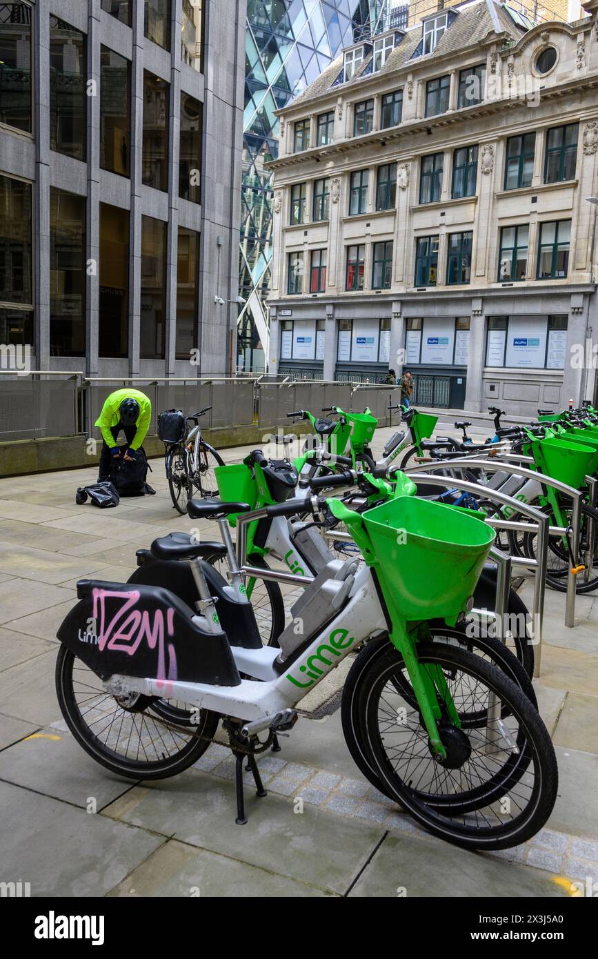 Kalkhaltige Elektrofahrräder oder E-Bikes zur Vermietung in der City of London Stockfoto