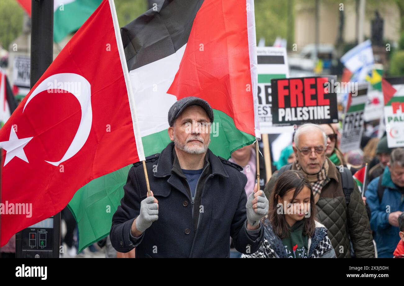 London, Großbritannien. April 2024. Pro-Palästina-marsch durch die Londoner Innenstadt trifft auf einen pro-israelischen Gegenprotest in der Pall Mall Credit: Phil Robinson/Alamy Live News Stockfoto