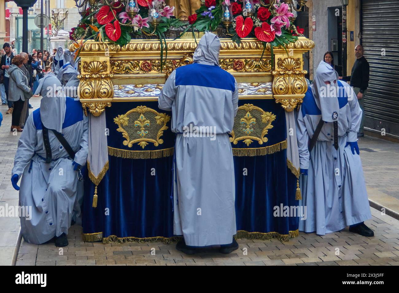 Tarragona, Spanien - 27. April 2024: Das Foto zeigt eine Straße, die von historischen Gebäuden flankiert wird und der Veranstaltung einen Sinn für Geschichte verleiht. Stockfoto