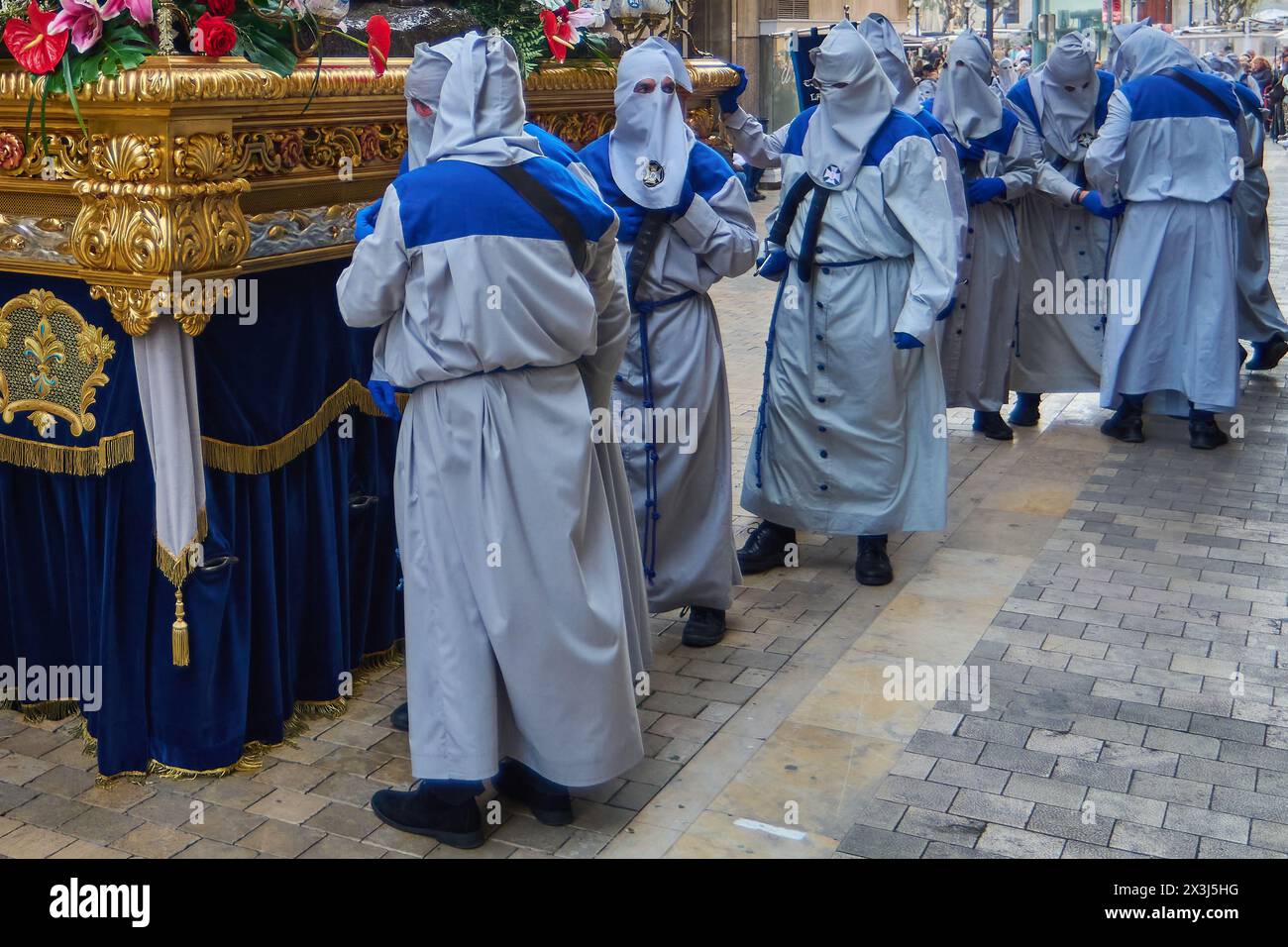 Tarragona, Spanien - 27. April 2024: Religiöse Wagen sind akribisch mit frischen Blumen und heiligen Symbolen geschmückt. Stockfoto