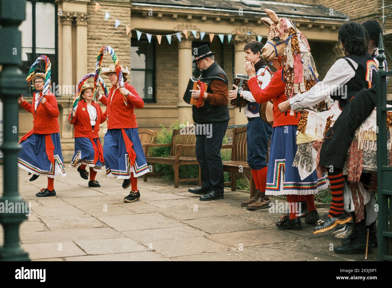 Morris-Tänzer tanzen mit Trommel und Akkordeon am Weltkulturerbe-Tag in Saltaire, Yorkshire. Stockfoto